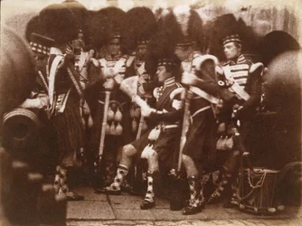 Offizier der 92. Gordon Highlanders liest den Truppen vor, Edinburgh Castle