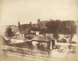 Linlithgow, vom Bahnhof aus, mit dem Rathaus, der St. Michael