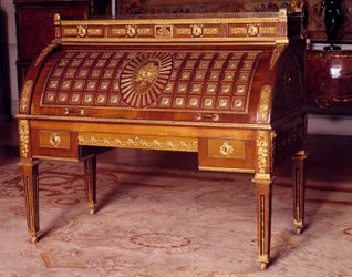 Mobiliar im Stil Ludwigs XVI.: Zylinderbureau aus dem Mobiliar Katharinas II. von Russland (1729-1796), um 1780 von David Roentgen (1743-1807) gefertigt. Maße 1,28 x 1,45 x 0,75 m. Paris, Louvre