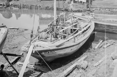 Eine Twaqo-Dschunke am Ufer in Singapur