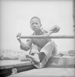 Ein Sampan-Junge in Hongkong
