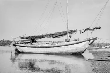 Eine zweimastige Twaqo-Dschunke, die am Ufer von Singapur festgemacht ist
