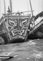 Der reich verzierte Bug einer Handelsdschunke des Typs Hangzhou-Bucht, die mit anderen Dschunken in Shanghai vertäut ist