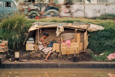 Papphütte entlang eines Abwasserkanals dient als Zuhause. Jakarta, Indonesien.