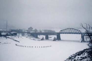 Nowosibirsk, Ob Fluss, Sibirien, UdSSR, Studenten überqueren den gefrorenen Ob Fluss zu Fuß im Schnee, Winter 1976
