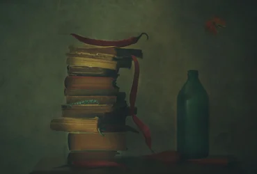 Chilischoten und alte Bücher
