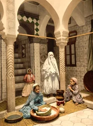 Maurische Frauen bereiten Couscous in einem Innenhof, Algier, Algerien, ca. 1899