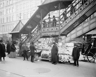 Ein charakteristischer Zeitungsstand auf dem Bürgersteig in New York City, um 1903
