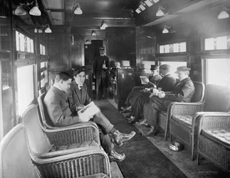 Gruppe von Männern im Buffet-Bibliothekswagen des Deluxe Overland Limited Zuges, USA, ca. 1915