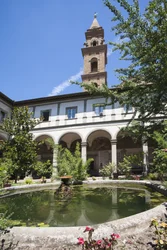 Architektur: Blick auf den Kreuzgang der Toten