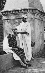 Ein Straßenfriseur und sein Kunde, Algerien, Afrika, 1922