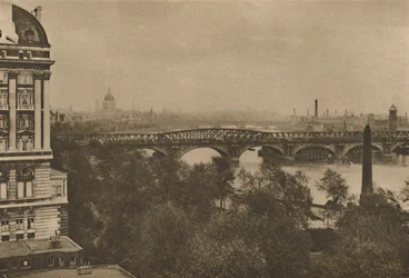 Adelphi Terrace mit Blick auf den Fluss ostwärts vom Hotel Cecil zur Tower Bridge, ca. 1935
