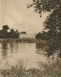 Fair Thames wäscht die schilfigen Ufer bei Syon House, um 1935