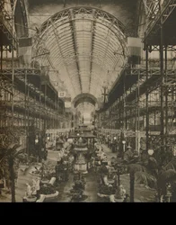 Große Halle mit ihren klusternden Balken und ornamentalem Wasser, ca. 1935