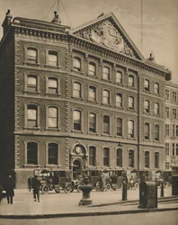 Büros der Times in der Queen Victoria Street in der Nähe einer historischen Stätte, ca. 1935