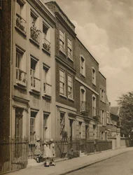 Drei kleine Mädchen von der Schule auf den Stufen von Leigh Hunts Haus, um 1935