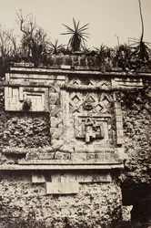Uxmal, Indianisches Basrelief, Nonnenpalast, 1860