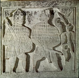 Seldschukische Kunst: Flachrelief darstellend zwei Krieger. Aus Konya, Türkei. 13. Jahrhundert. Türkisches Islamisches Kunstmuseum, Istanbul