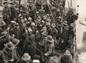 Album "MVSN- Schwarzhemden": Arbeiterfaschisten, in Jahrhunderte gerahmt, auf dem Weg nach AOI (Italienisch-Ostafrika) nach Genua
