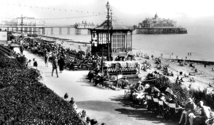 Der Musikpavillon und die Seebrücke, Eastbourne, East Sussex, frühes 20. Jahrhundert