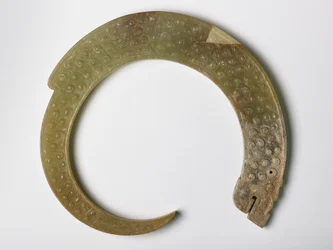 Anhänger in Form eines sich windenden Drachen