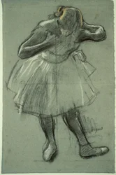 Tänzerin, die sich nach vorne beugt