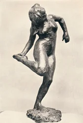 Tänzerin, die auf die Sohle ihres rechten Fußes schaut, ca. 1900