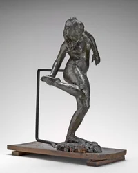 Tänzerin betrachtet die Sohle ihres rechten Fußes, ca. 1890er Jahre