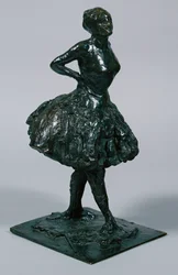 Tänzerin in Freizeitkleidung, ihre Hände auf den Hüften, ihr rechtes Bein nach vorne, gegossen ca. 1919-21