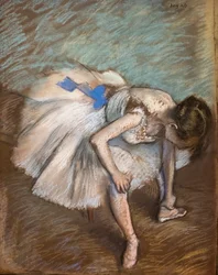 Sitzende Tänzerin massiert ihren Fuß. 1881-1883. Pastell auf braunem Papier auf Karton geklebt.