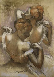 Zwei Tänzerinnen richten ihre Schulterriemen, ca. 1897