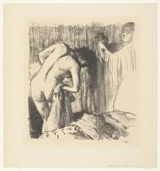 Frau trocknet sich nach dem Bad ab und bekommt Kleidung gereicht von einer Frau