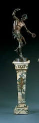 Nach einem Modell von Goldscheider, modelliert als tanzender Satyr, der Zimbeln spielt