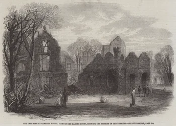 Das späte Feuer im Campden House, Ansicht der Gartenfront, die die Überreste des Theaters zeigt