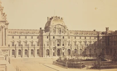 [Die Cour Napoléon und der Pavillon Sully, vom Turgot-Flügel aus gesehen, Louvre, Paris]