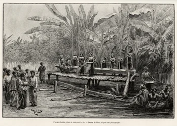 Batak-Frauen, ethnische Gruppe von Nord-Sumatra, stampfen und reinigen Reis. Gravur von Riou zur Illustration der Geschichte „Ein Jahr in Malaysia“, von Jules Claine (1856-1939)