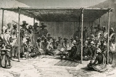 Unterzeichnung des Vertrags, der das Land Kita (ehemaliger Französisch-Sudan, heutiges Mali) am 25. April 1880 unter den Schutz Frankreichs stellte, zwischen Kommandant Joseph Gallieni (1849-1916) und Tokontan Keita. Gravur von Riou, basierend auf einer Sk