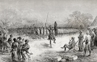 Sir Henry Morton Stanley beobachtet einen Phalanx-Tanz von Mazambonis Kriegern in Usiri, 1890 (Holzstich)