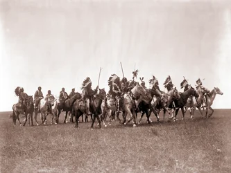 Brule Sioux Kriegspartei von Edward S. Curtis, ca. 1907 (getönter Silberdruck)