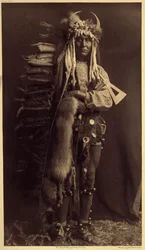 Eisenbrust, Piegan. Kostüm eines Mitglieds der Bullen, einer ehemaligen Gesellschaft, die seit vielen Jahren verschwunden ist. Foto aus Band 6 der Enzyklopädie von Edward S. Curtis (1868-1952) über die Indianer Nordamerikas