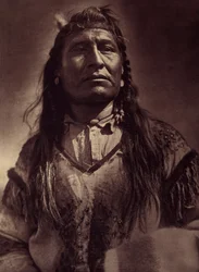 New Chest, Indian Piegan. Foto aus Band 6 der Enzyklopädie von Edward S. Curtis über die Indianer Nordamerikas, mit einem Vorwort von Theodore Roosevelt. Zwischen 1907 und 1930 wurden 20 Bände veröffentlicht.