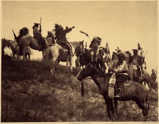 Planung eines Überfalls. Die Indianer, in ihren beeindruckenden typischen Kostümen, versammeln sich in äußerst malerischen Gruppen. Dies ist eine Truppe von Sioux Ogalala (Oglala), auf einem Hügel mit Blick auf das Wounded Knee Valley im Pine Ridge Reserva
