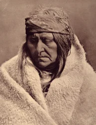 Two Bear, Piegan-Frau. Was die Piegans von heute und morgen betrifft, so müsste man sehr optimistisch sein, um Hoffnung in ihrer gegenwärtigen Situation zu finden. Das Versprechen eines besseren Lebens, das ihnen immer von der Zivilisation gemacht wurde, w