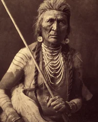 Wolf, Indianer Apsaroke (Wolf - Apsaroke auch manchmal Absaroke geschrieben) Foto aus Band 4 der Enzyklopädie von Edward S. Curtis (1868-1952) über die Indianer Nordamerikas, mit einem Vorwort von Theodore Roosevelt. Zwischen 1907 und 1930