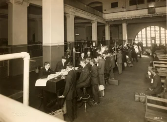 Einwanderer werden in der Haupthalle registriert, U.S. Einwanderungsstation, 1902-10