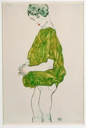 Frau, stehend, mit gefalteten Händen