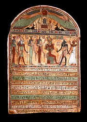 Ägyptische Antiquitäten: Grabstele eines Hohepriesters: Osiris empfängt den Verstorbenen in Anwesenheit von Anubis, hinter ihm die Gottheiten Isis, Nephthys, Horus, Hathor. 3.-2. Jahrhundert v. Chr. Turin, Ägyptisches Museum
