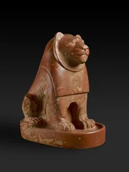 Statuette eines sitzenden Löwen auf einem Sockel, aus dem Tempelbezirk von Hierakonpolis, ägyptisch, späte Protodynastik, Ende des Alten Reiches, ca. 2700-2200 v. Chr. (Keramik)