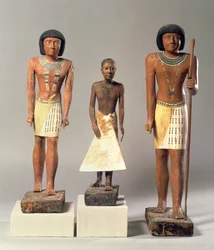 Drei Statuen von Metjetji, möglicherweise aus Saqqara, Altes Reich, späte 5. bis frühe 6. Dynastie