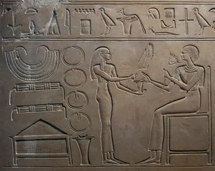 Detail eines Reliefs mit Diener, der der Königin Juwelen zeigt, vom Sarkophag der Königin Kawit, Tempel von Mentuhotep II, Deir el Bahari, Ägypten